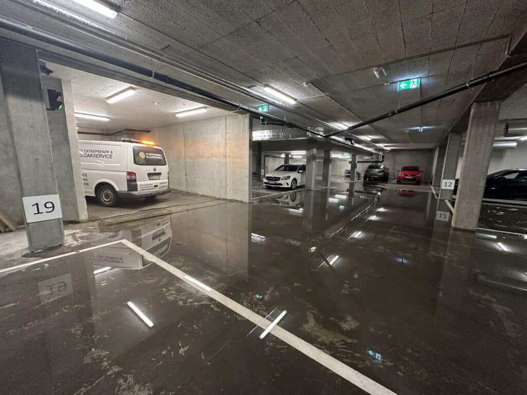 oversvømmet parkeringshus